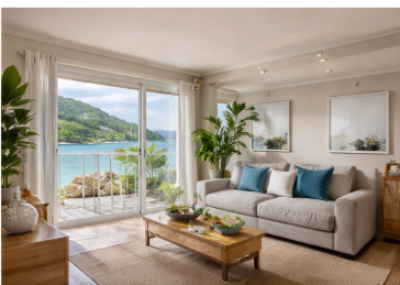 Apartamento à venda em Ubatuba com sala confortável, bem iluminada e ótima distribuição dos ambientes.