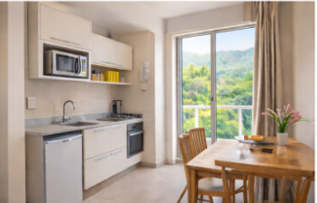 Kitnet para temporada em Ubatuba com cozinha equipada, praticidade e conforto para sua estadia.